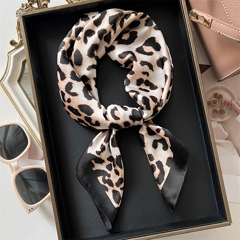 70cm Square Luxury Leopard Pri - Silk Neck Scarf 评论和价格
