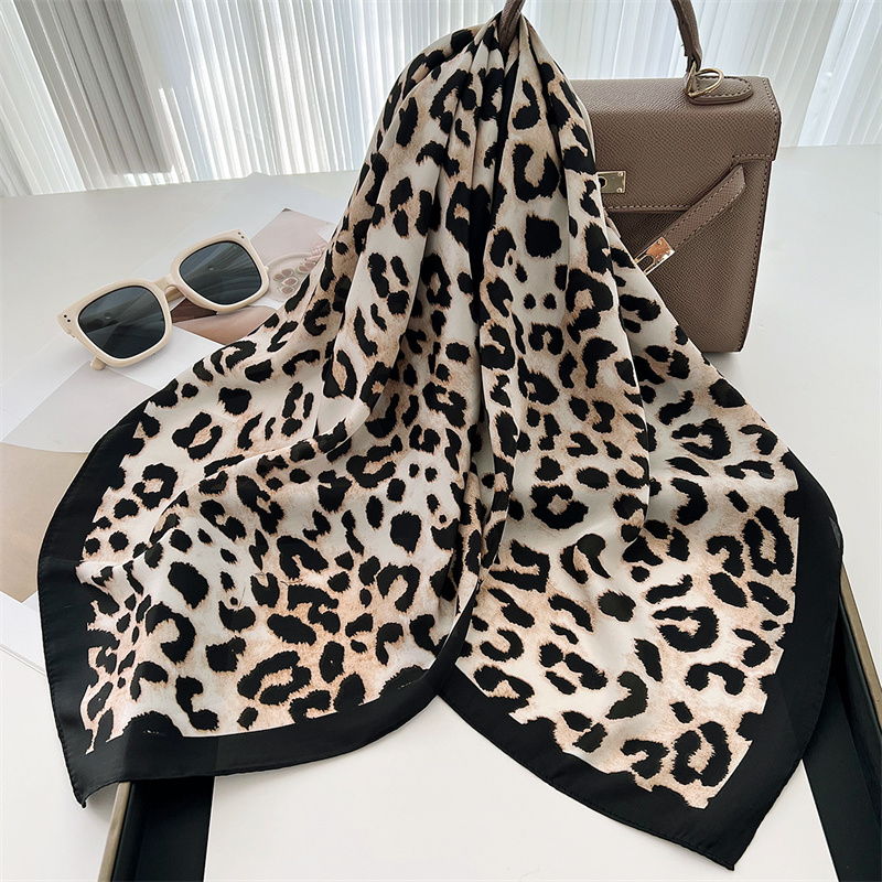 70cm Square Luxury Leopard Pri - Silk Neck Scarf 评论和价格