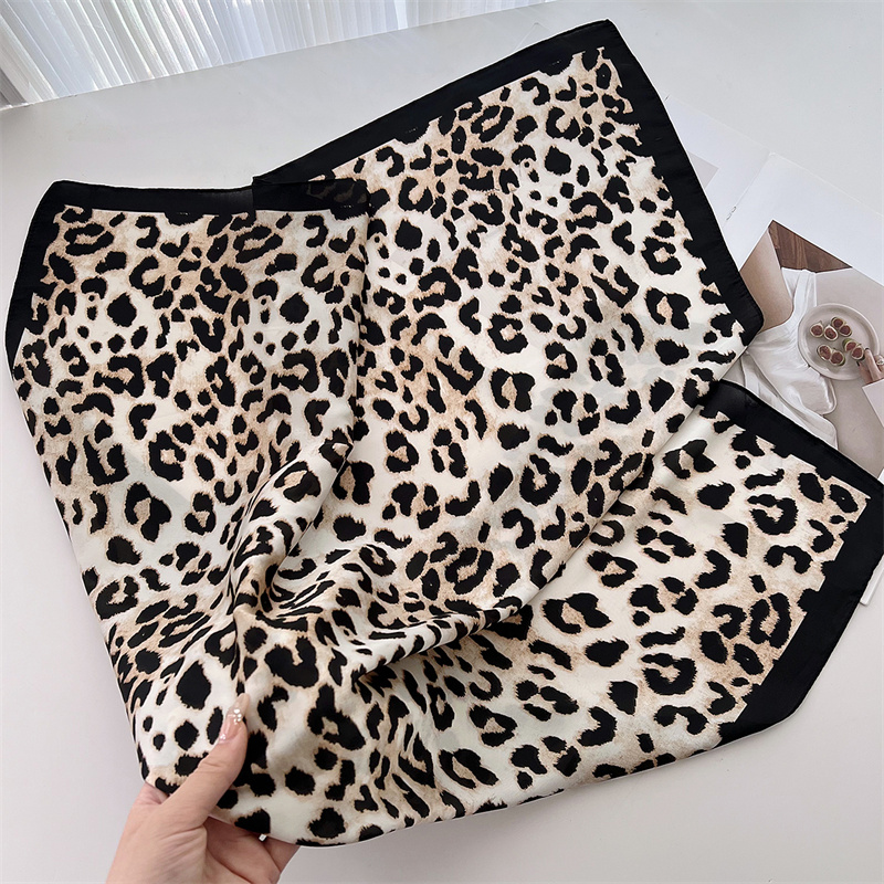70cm Square Luxury Leopard Pri - Silk Neck Scarf 评论和价格